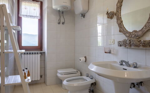 Il Cipresso, Casa dei Nonni, Cortona: Flooring, Interior Design, Fussboden, Zimmer, Armatur, Tür, Sinken, Decke, Light Fixture, Zapfhahn