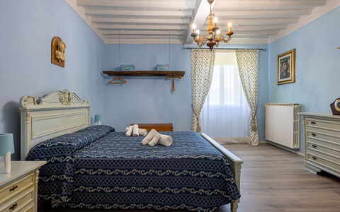 Il Cipresso, Casa dei Nonni, Cortona: Möbel, Wand, Schlafzimmer, Interior Design, Flooring, Bett, Fussboden, Linens, Beleuchtung, Bettdecke
