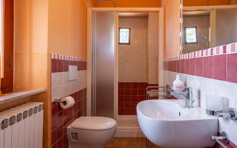 Il Cipresso, Casa dei Nonni, Cortona: Badezimmer, Armatur, Bad Sink, Wand, Flooring, Sinken, Fussboden, Interior Design, Zapfhahn, Toilette