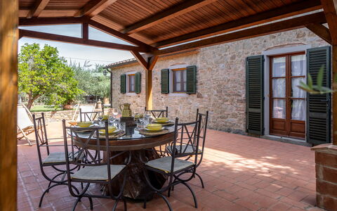 Il Cipresso, Casa Lucia, Cortona: Möbel, Tür, Stuhl, Zuhause, Blumentopf, Küche & Esszimmer Tisch, Tisch Im Freien, Gartenmöbel, Terrasse, Garten