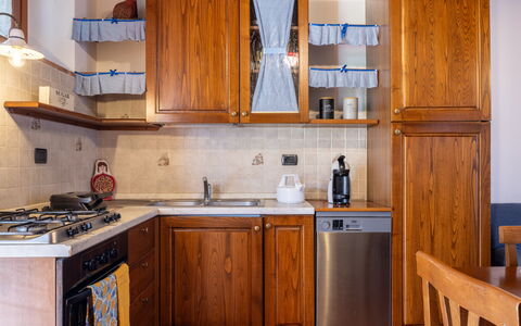 Il Cipresso, Casa Lucia, Cortona: Major Appliance, Holz, Küche, Cabinetry, Küchengerät, Möbel, Countertop, Interior Design, Flooring, Schrank