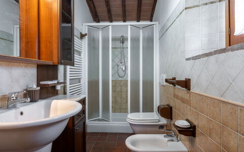 Il Cipresso, Casa Lucia, Cortona: Flooring, Armatur, Interior Design, Fussboden, Sinken, Zimmer, Decke, Badezimmer, Zapfhahn, Installation