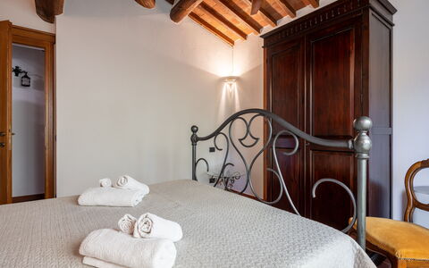 Il Cipresso, Casa Martina, Cortona: Wand, Möbel, Interior Design, Fussboden, Flooring, Schlafzimmer, Tür, Zuhause, Bett, Decke