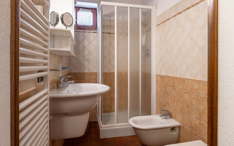Il Cipresso, Casa Martina, Cortona: Flooring, Badezimmer, Wand, Armatur, Fussboden, Interior Design, Toilleten Sitz, Toilette, Zimmer, Installation
