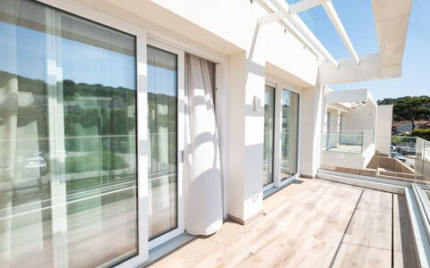 Terrazza Mare, Jacuzzi and Seaview: Holz, Wohnung, Fussboden, Interior Design, Zuhause, Balkon, Eigentumswohnung, Schatten, Daylighting, Hotel