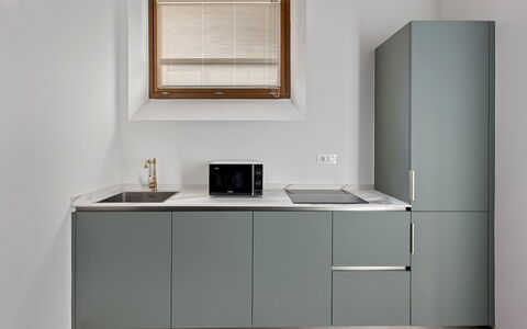 La Piazza Grand Vista Apartments: Küche, Küchengerät, Cabinetry, Countertop, Interior Design, Möbel, Flooring, Holz, Major Appliance, Haushaltsgerät