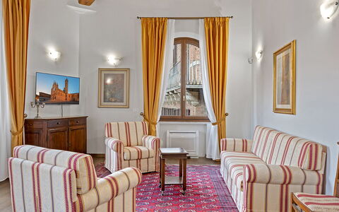 La Piazza Grand Vista Apartments: Möbel, Interior Design, Flooring, Fussboden, Decke, Zimmer, Zuhause, Wohnzimmer, Bilderrahmen, Couch
