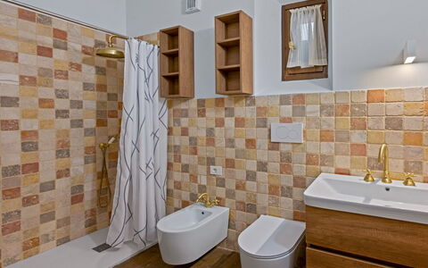 La Piazza Grand Vista Apartments: Flooring, Wand, Armatur, Fussboden, Badezimmer, Toilleten Sitz, Interior Design, Toilette, Fliese, Sinken