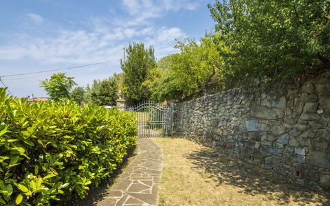 La Casina: Grün, Strauch, Garten, Steinwand, Sonnenlicht, Hecke, Landscaping, Walkway, Zaun, Flagstone