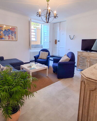 La Riva - Levanto: Möbel, Interior Design, Flooring, Fussboden, Couch, Holz, Wohnzimmer, Zimmer, Decke, Tabelle
