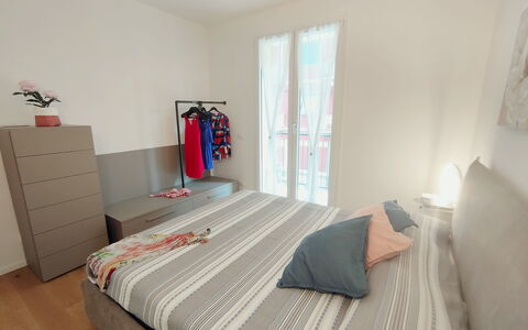 Lola Home - Levanto: Möbel, Holz, Schlafzimmer, Flooring, Interior Design, Fussboden, Bett, Bettdecke, Zimmer, Bedding