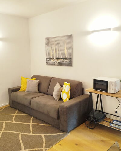 Lola Home - Levanto: Möbel, Interior Design, Flooring, Wand, Couch, Fussboden, Holz, Zimmer, Decke, Wohnzimmer