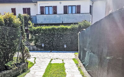 Marina di Massa 651: Auffahrt, Garten, Walkway, Flagstone, Schatten, Gasse, Landscaping, Hinterhof, Cobblestone, Schatten
