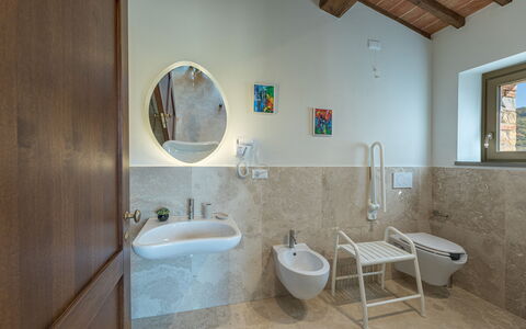 La Calcinaia Country Villa, Bucine: Flooring, Wand, Armatur, Interior Design, Fussboden, Bad Sink, Zapfhahn, Badezimmer, Sinken, Installation