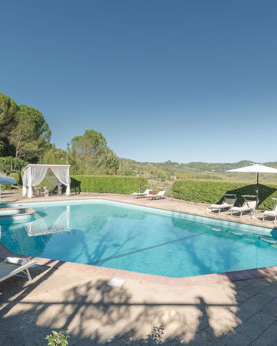 Villa Ginestraio 14: Schwimmbad, Gartenmöbel, Sonnenliege, Resort, Regenschirm, Thermae, Eco Hotel, Schatten, Stuhl, Ferienort