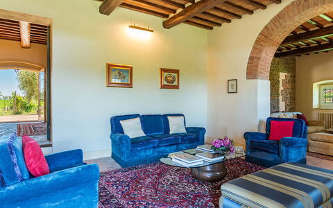Villa Pucci 12: Wand, Interior Design, Möbel, Flooring, Zuhause, Fussboden, Zimmer, Decke, Couch, Wohnzimmer
