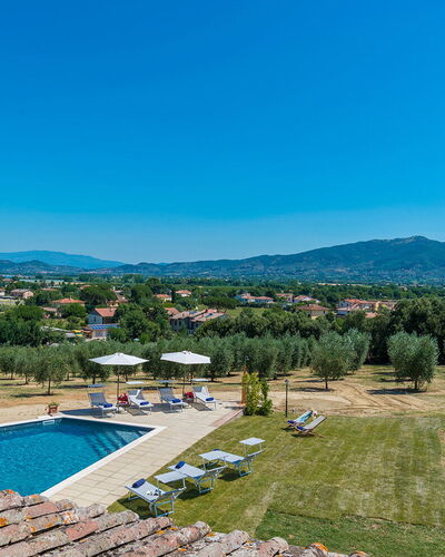 Villa Pucci 12: Himmel, Blau, Schwimmbad, Gartenmöbel, Landscaping, Sonnenliege, Eco Hotel, Resort, Regenschirm
