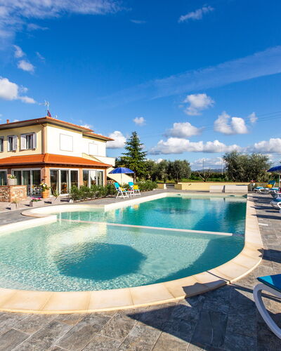 Il Nocciolo 12: Schwimmbad, Resort, Estate, Gartenmöbel, Villa, Regenschirm, Hotel, Eco Hotel, Landscaping, Ferienort