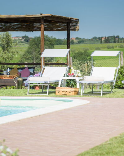 Poggio Vistabella 10: Schwimmbad, Gartenmöbel, Resort, Möbel, Garten, Sonnenliege, Rasen, Schatten, Eco Hotel, Hinterhof