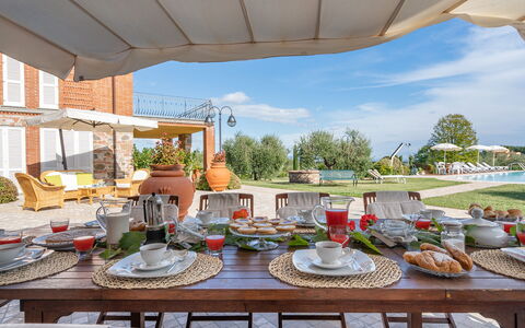 Villa Gabri 8: Möbel, Tabelle, Gartenmöbel, Stuhl, Küche & Esszimmer Tisch, Tisch Im Freien, Regenschirm, Essen, Tischdecke, Schwimmbad