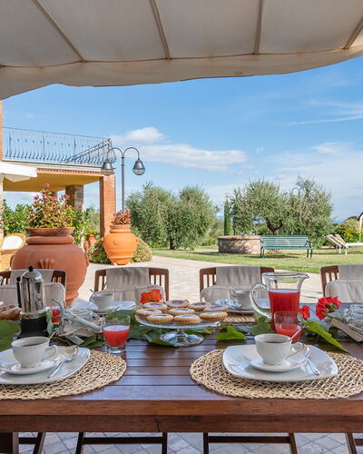 Villa Gabri 8: Möbel, Tabelle, Gartenmöbel, Stuhl, Küche & Esszimmer Tisch, Tisch Im Freien, Regenschirm, Essen, Tischdecke, Schwimmbad