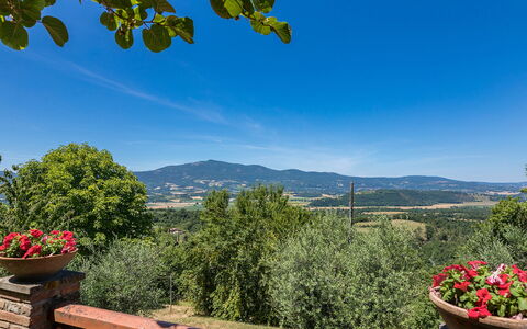 Poggio Medei 10: Himmel, Hügel, Landschaft, Strauch, Ländliches Gebiet, Bergstation, Gebirge, Frühling, Grat, Senke