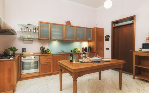 Villa Croci 12: Cabinetry, Flooring, Möbel, Holz, Küche, Countertop, Küchengerät, Interior Design, Schrank, Fussboden
