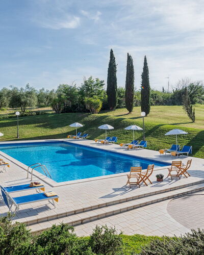 Villa Croci 12: Blau, Schwimmbad, Gartenmöbel, Resort, Estate, Sonnenliege, Garten, Landscaping, Villa, Hotel