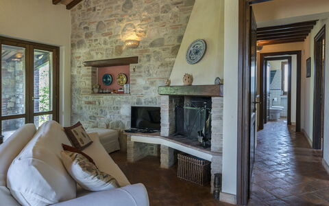 Casale al Doglio 6+1: Möbel, Interior Design, Wand, Flooring, Holz, Decke, Fussboden, Zimmer, Beleuchtung, Wohnzimmer