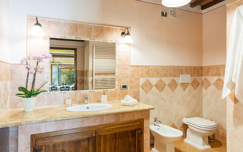 Il Casale di Manuele 12: Bad Sink, Badezimmer, Interior Design, Armatur, Sinken, Flooring, Fussboden, Zapfhahn, Badezimmerschrank, Countertop