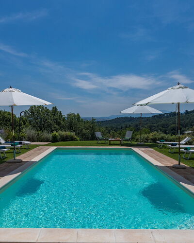 Il Colle di Donna Ilaria 12: Blau, Schwimmbad, Hügel, Garten, Landscaping, Resort, Sonnenliege, Plantage, Gartenmöbel, Kumulus