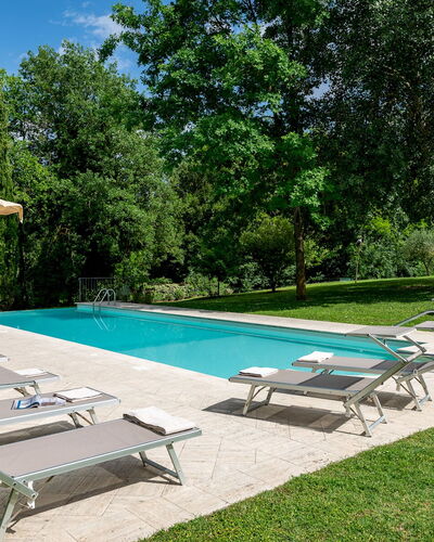 Il Molinaccio 14+2: Schwimmbad, Gartenmöbel, Möbel, Sonnenliege, Resort, Schatten, Garten, Stuhl, Eco Hotel, Rasen