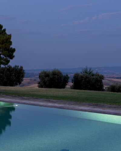 Villa Panorama 14: Blau, Schwimmbad, Abend, Landscaping, Water Feature, Dämmerung, Resort