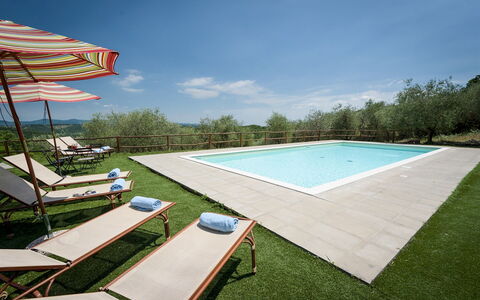 Villa la Poiana 10: Schwimmbad, Möbel, Gartenmöbel, Resort, Eco Hotel, Freizeit, Garten, Stuhl, Sonnenliege, Landscaping