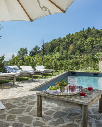 Villa delle Upupe 8: Gartenmöbel, Resort, Schwimmbad, Eco Hotel, Flagstone, Sonnenliege, Garten, Stuhl, Landscaping, Regenschirm