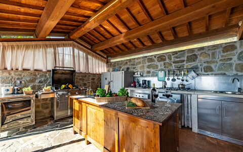 Antiche Pietre 10: Küche, Zuhause, Countertop, Fliese, Resort, Bauernhaus, Stuhl, Steinwand, Natürliches Material, Major Appliance