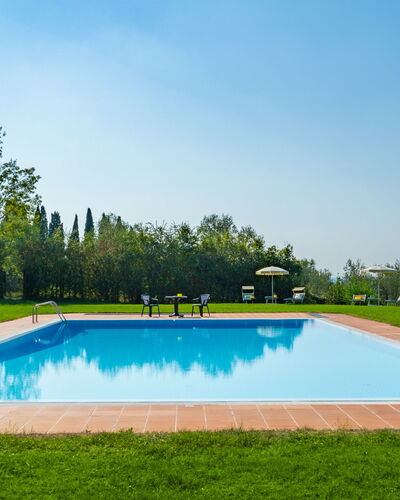 Tenuta di Pratello 24: Blau, Schwimmbad, Resort, Garten, Freizeit, Schatten, Eco Hotel, Rasen, Landscaping, Park