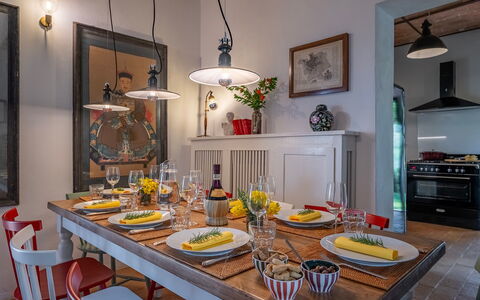 Villa Caterina 8: Möbel, Interior Design, Tabelle, Esszimmer, Light Fixture, Küche & Esszimmer Tisch, Stuhl, Decke, Geschirr, Beleuchtung