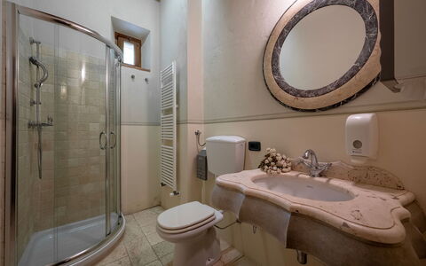Podere Bellaria 18+2: Interior Design, Flooring, Fussboden, Möbel, Armatur, Badezimmer, Zimmer, Beleuchtung, Zapfhahn, Decke