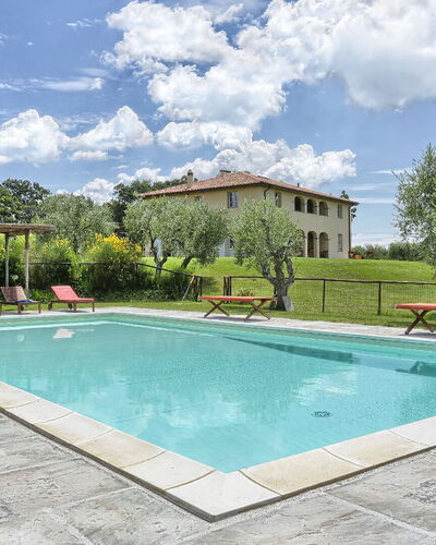 Villa Il Meluccio 12: Schwimmbad, Möbel, Gartenmöbel, Estate, Resort, Garten, Hazienda, Schatten, Stuhl, Bauernhaus