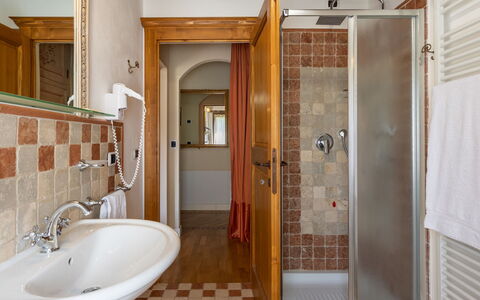 La Colonica 18: Badezimmer, Armatur, Bad Sink, Flooring, Interior Design, Sinken, Fussboden, Zapfhahn, Installation, Decke
