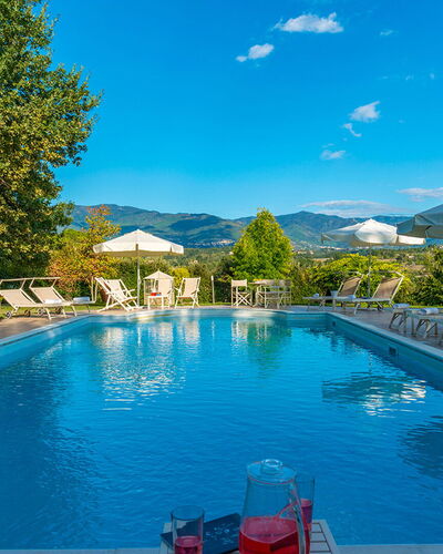 Villa Leonardo 30+6: Schwimmbad, Bergforms, Berg, Hügel, Gartenmöbel, Resort, Gebirge, Regenschirm, Eco Hotel, Sonnenliege