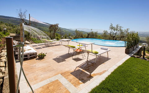 Villa Desiderio 9: Schwimmbad, Resort, Freizeit, Gartenmöbel, Eco Hotel, Schatten, Urlaub, Regenschirm, Ferienort, Stuhl