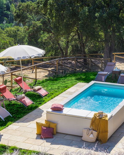 Villa Zaca 6: Schwimmbad, Resort, Gartenmöbel, Freizeit, Garten, Hinterhof, Eco Hotel, Regenschirm, Landscaping