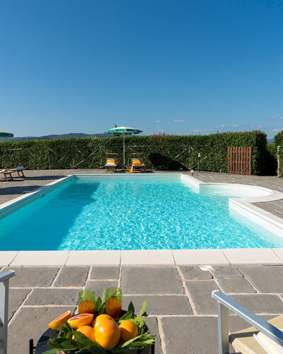 Villa Il Magnifico 10: Schwimmbad, Gartenmöbel, Resort, Stuhl, Eco Hotel, Schatten, Landscaping, Blumentopf, Tisch Im Freien, Zimmerpflanze