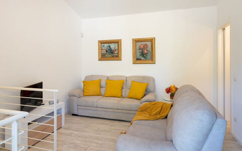 Villa Cristina 3: Interior Design, Möbel, Flooring, Fussboden, Holz, Couch, Zimmer, Wohnzimmer, Wohnung