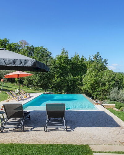 La Vecchia Pieve 8: Schwimmbad, Freizeit, Gartenmöbel, Resort, Sonnenliege, Erholung, Regenschirm, Schatten, Garten, Eco Hotel