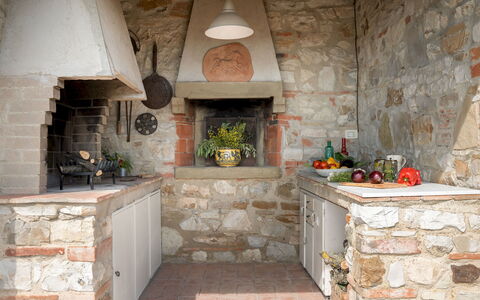Poggio Novoli 6: Möbel, Steinwand, Fliese, Blumentopf, Backstein, Küche, Zimmerpflanze, Flagstone, Natürliches Material, Design