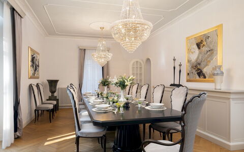 Villa Irma 10: Möbel, Interior Design, Esszimmer, Stuhl, Tabelle, Light Fixture, Leuchter, Flooring, Holz, Decke