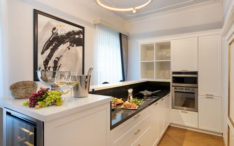 Villa Irma 10: Küche, Countertop, Cabinetry, Küchengerät, Interior Design, Möbel, Flooring, Major Appliance, Holz, Decke